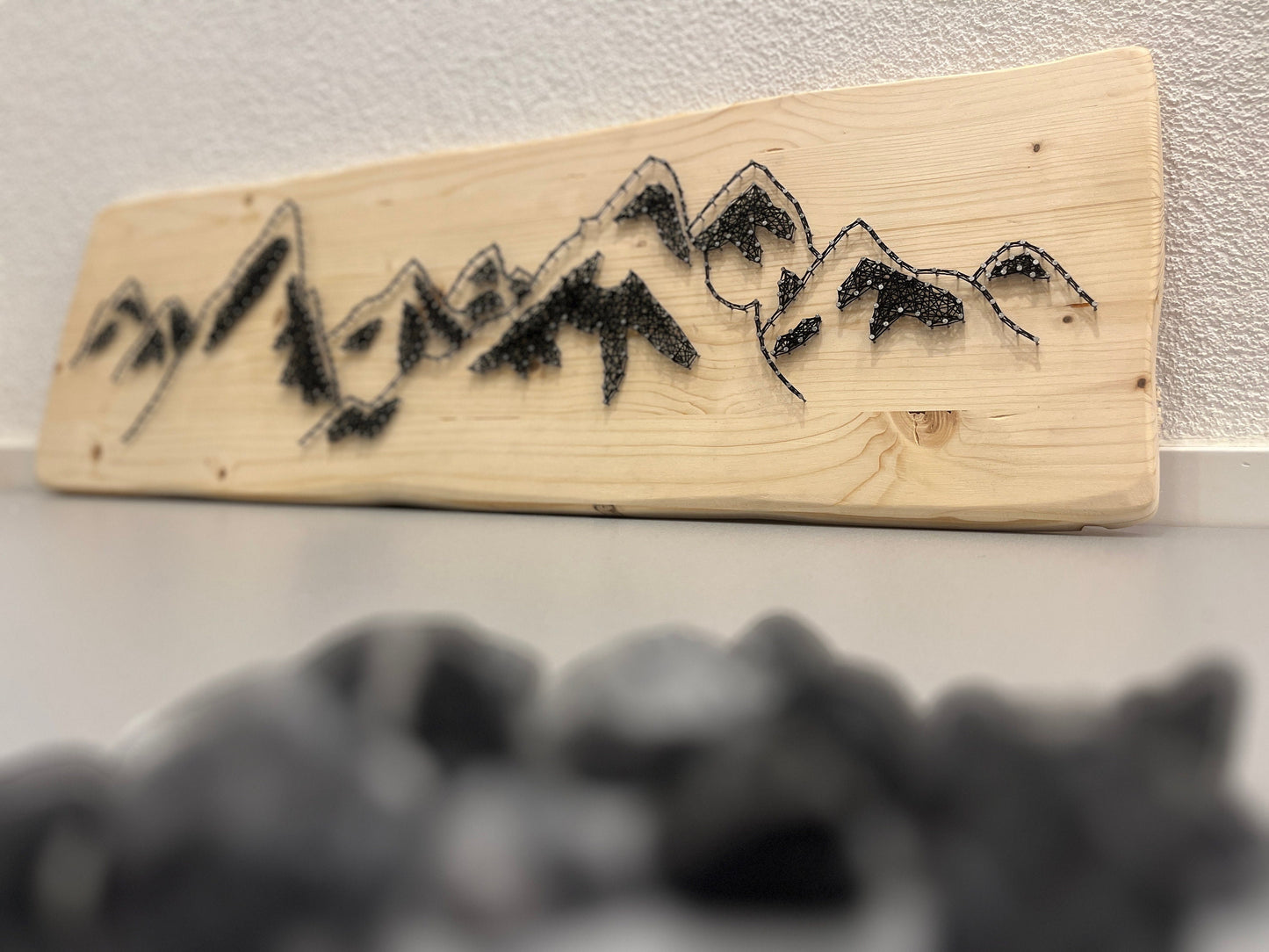 String Art "Berge" auf Holz - Fadenbild