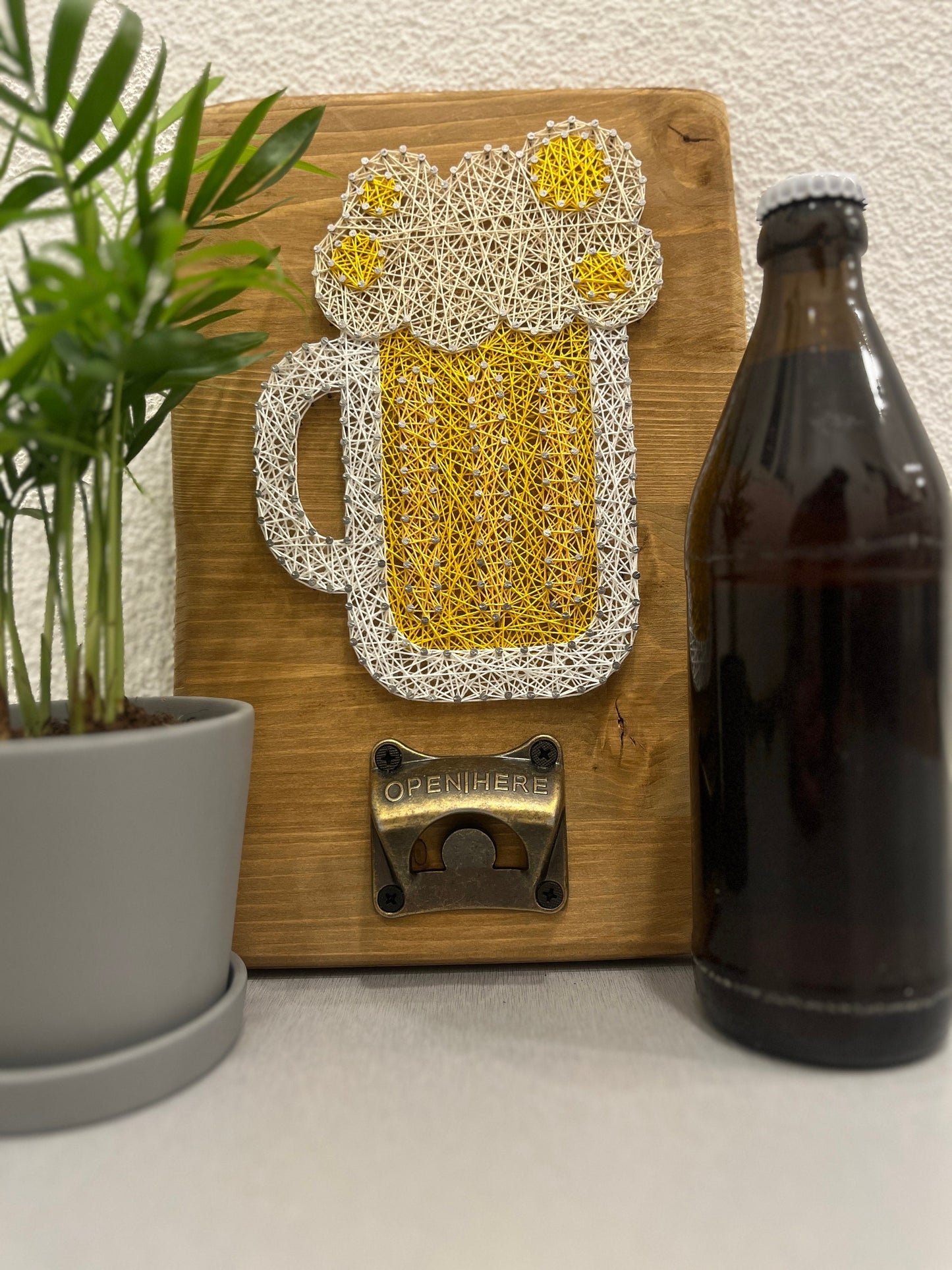 String Art "Bierkrug mit Flaschenöffner" auf Holz - Fadenbild