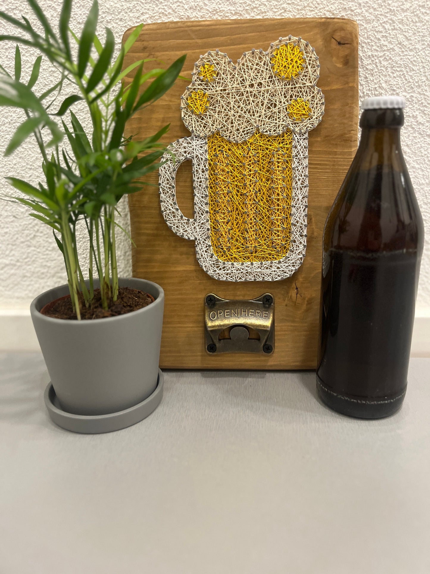 String Art "Bierkrug mit Flaschenöffner" auf Holz - Fadenbild