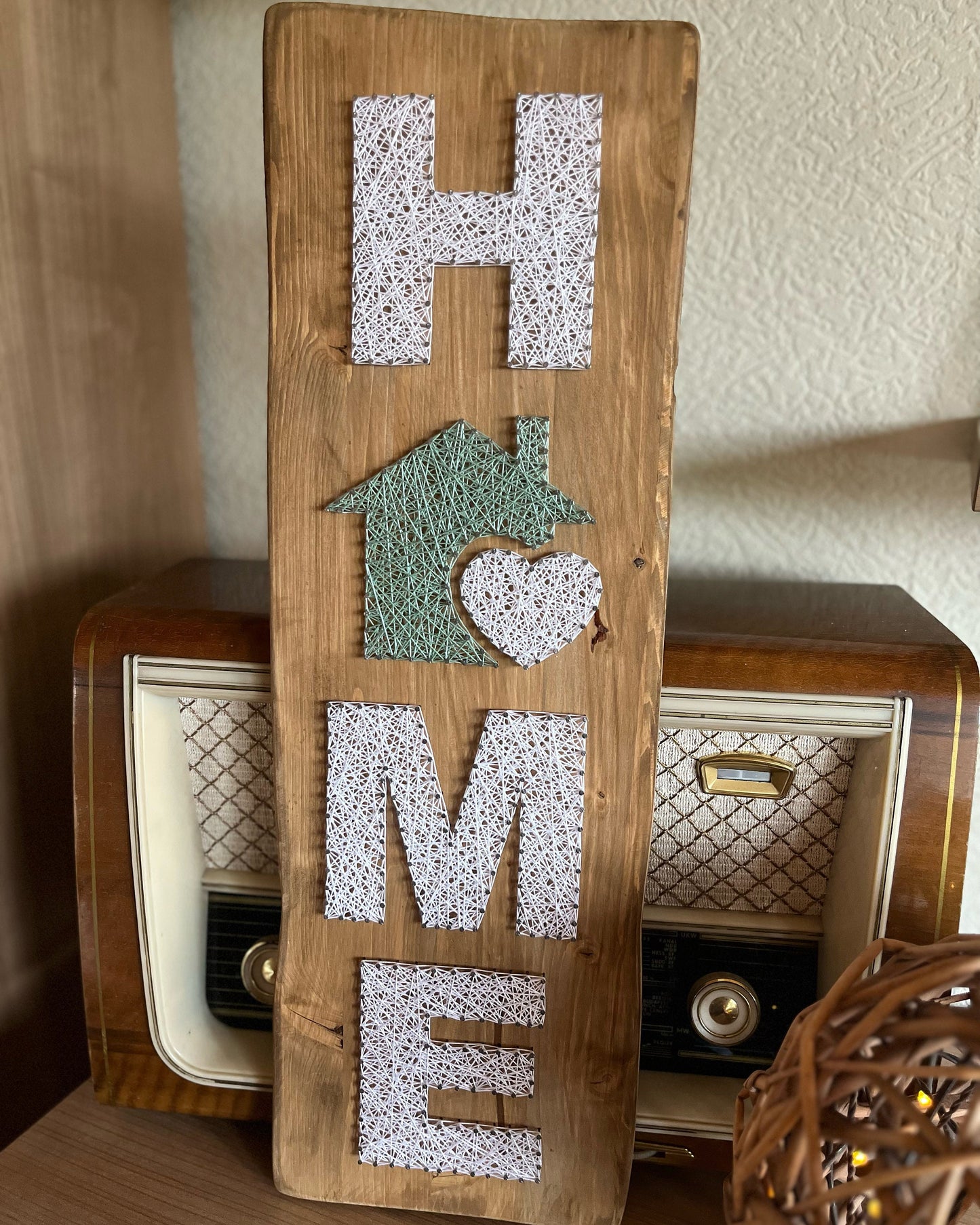 String Art "HOME" auf Holz - Fadenbild