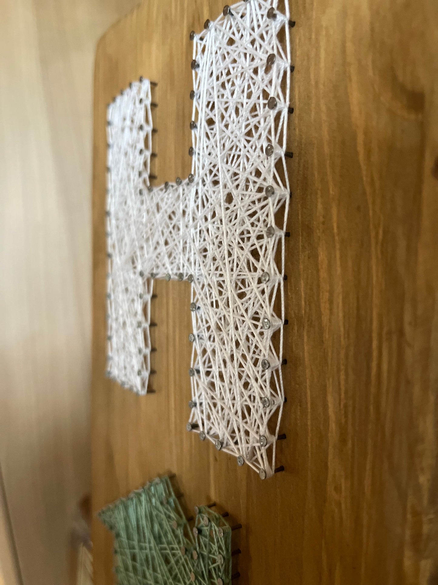 String Art "HOME" auf Holz - Fadenbild