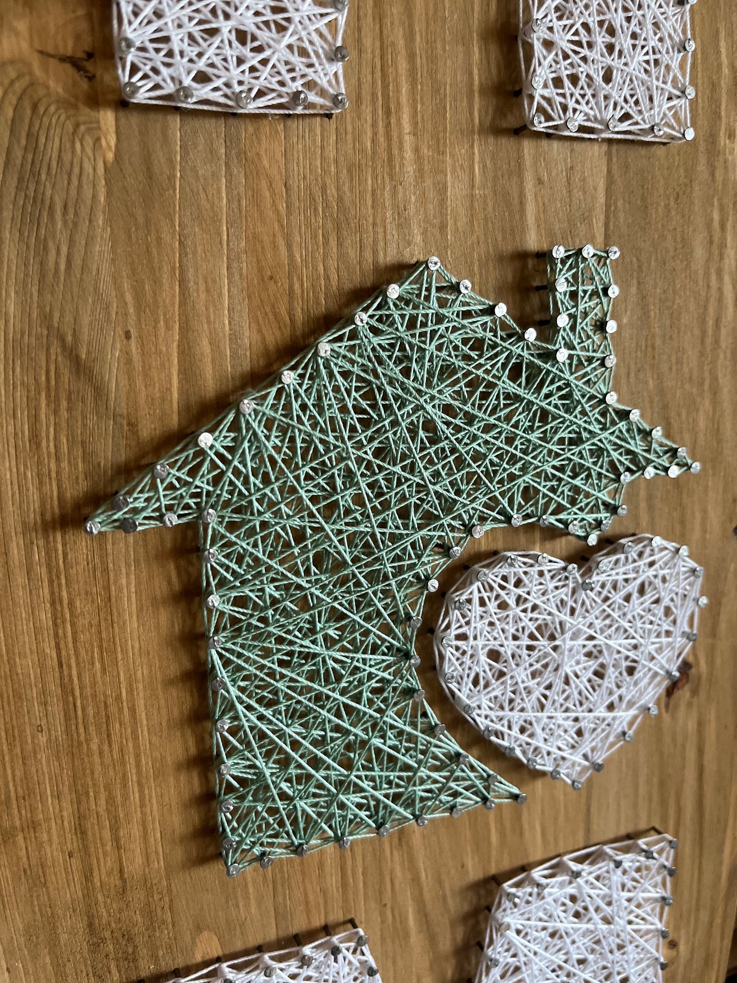 String Art "HOME" auf Holz - Fadenbild