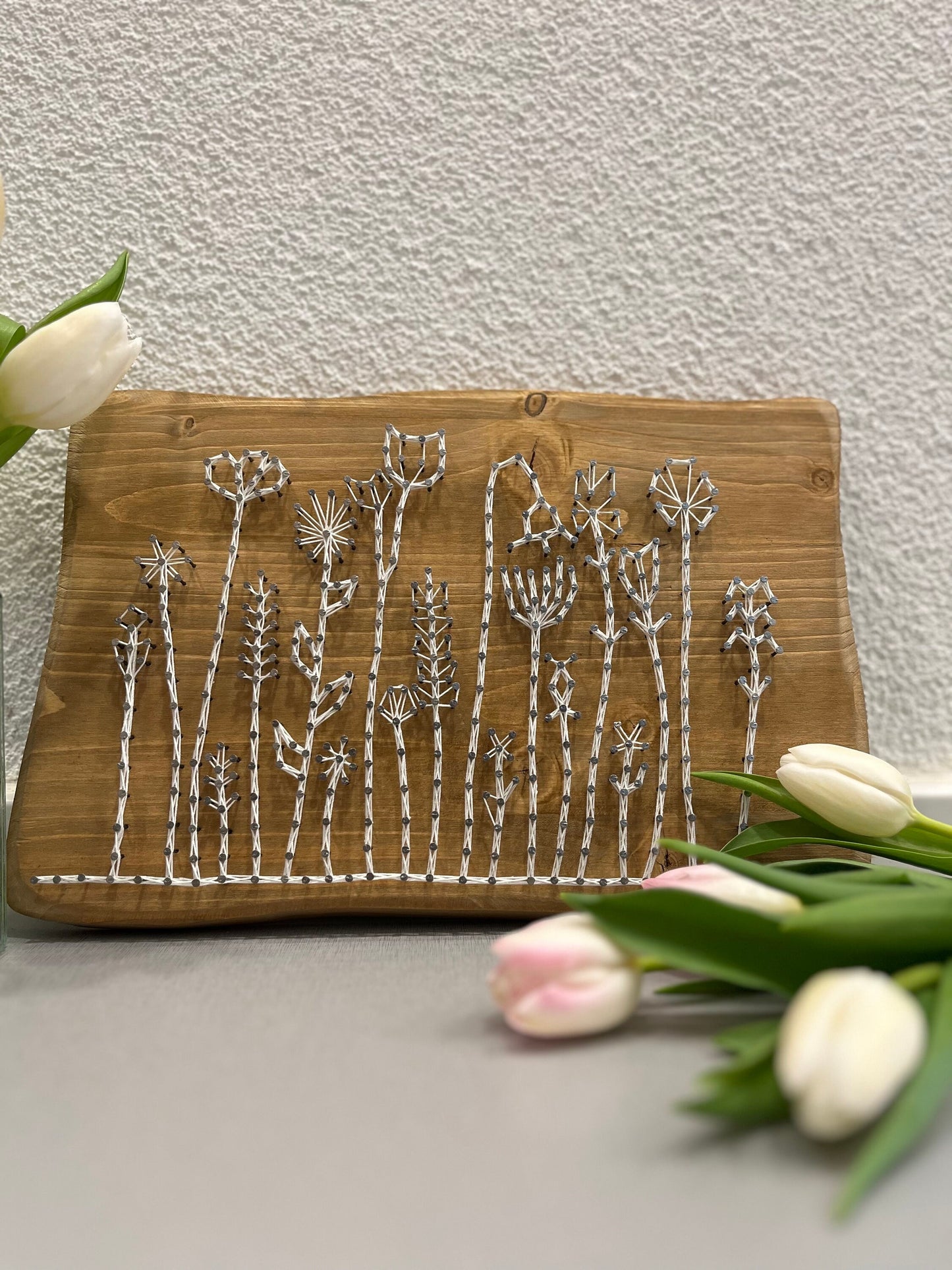 String Art "Blumenwiese" auf Holz - Fadenbild