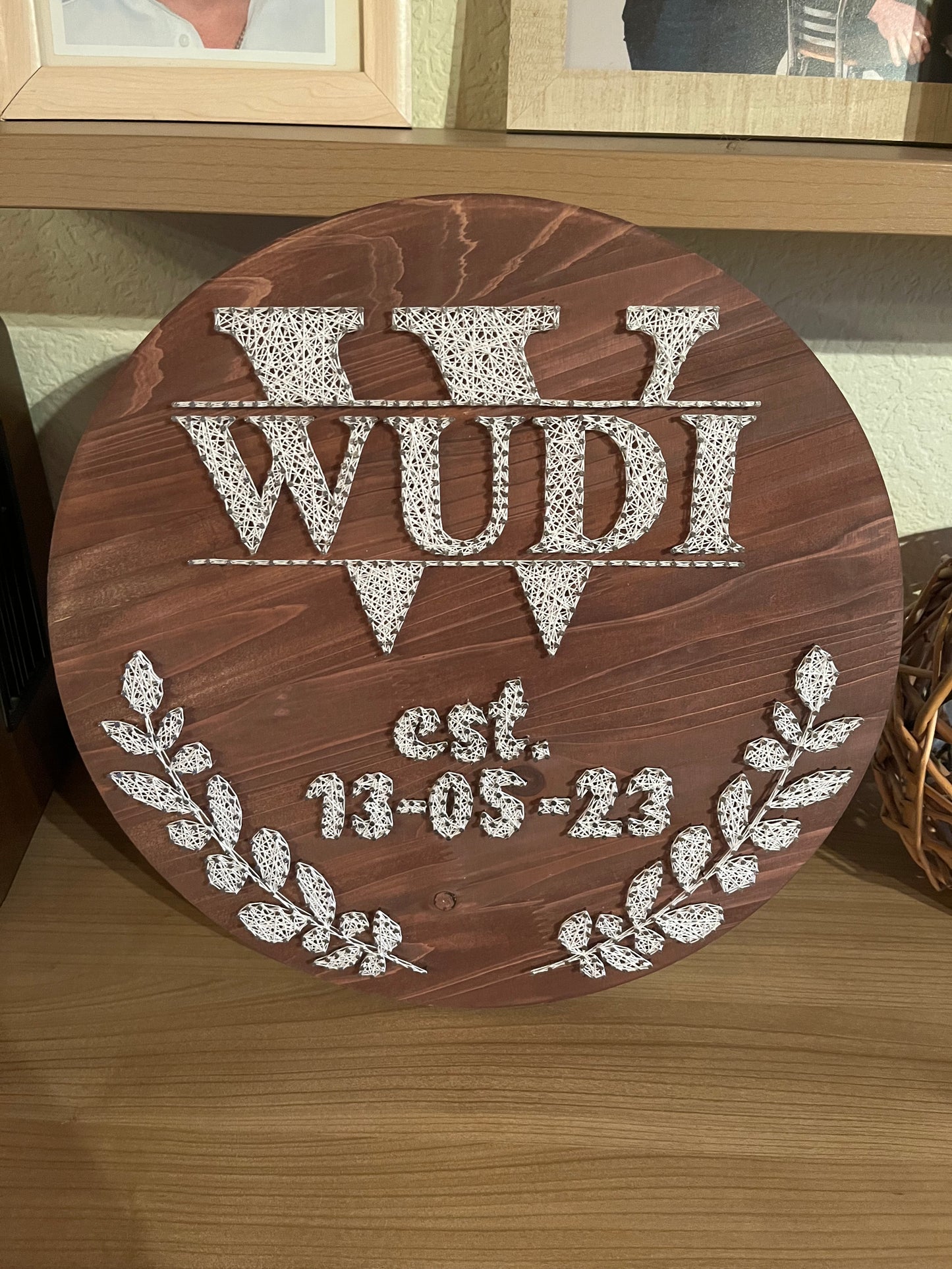 String Art "Familienschild" auf Holz - Fadenbild