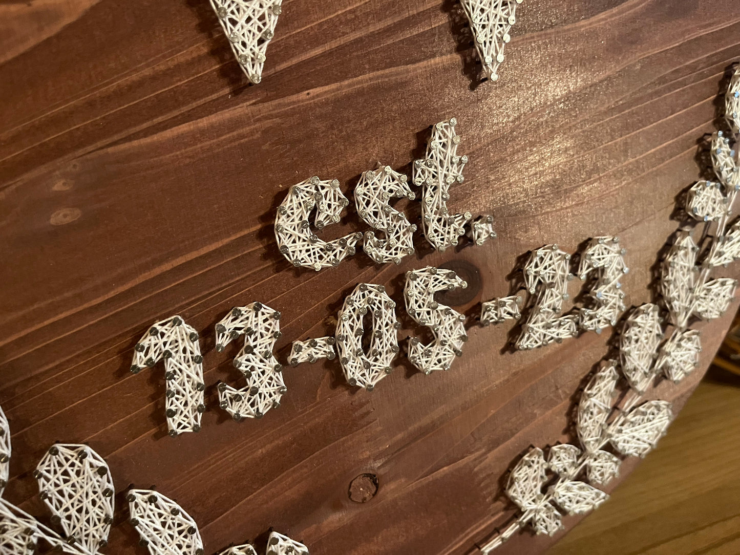 String Art "Familienschild" auf Holz - Fadenbild