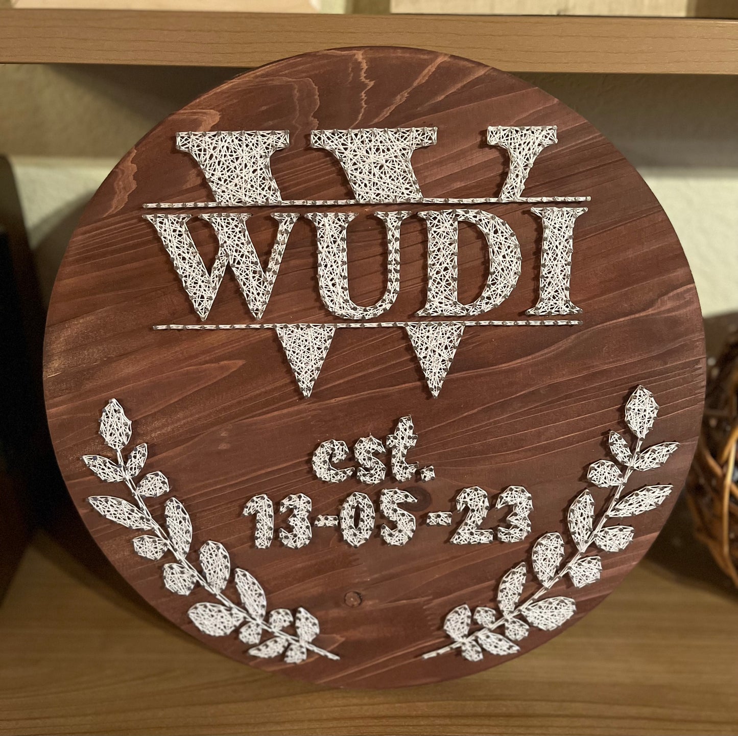 String Art "Familienschild" auf Holz - Fadenbild