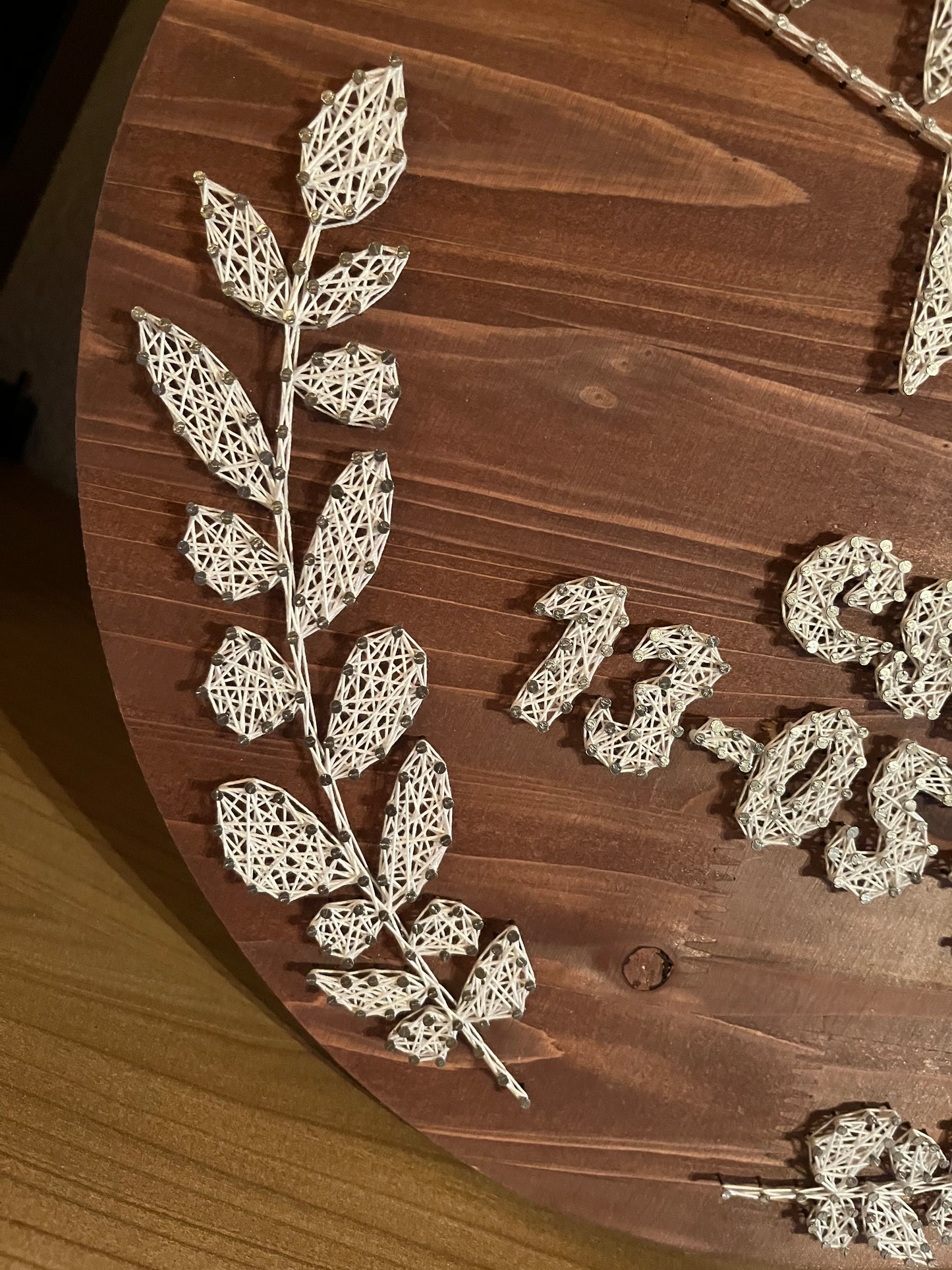 String Art "Familienschild" auf Holz - Fadenbild