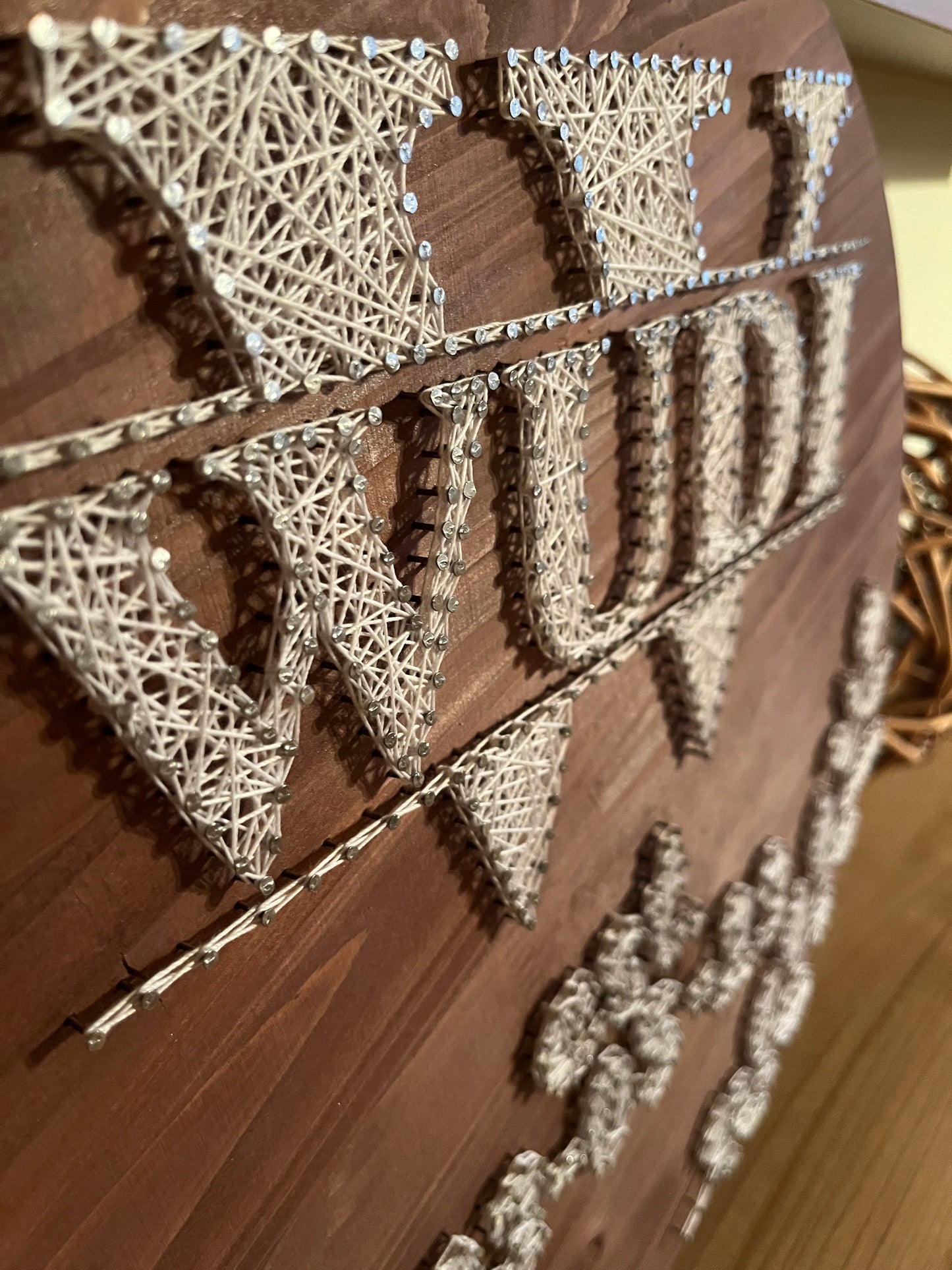 String Art "Familienschild" auf Holz - Fadenbild