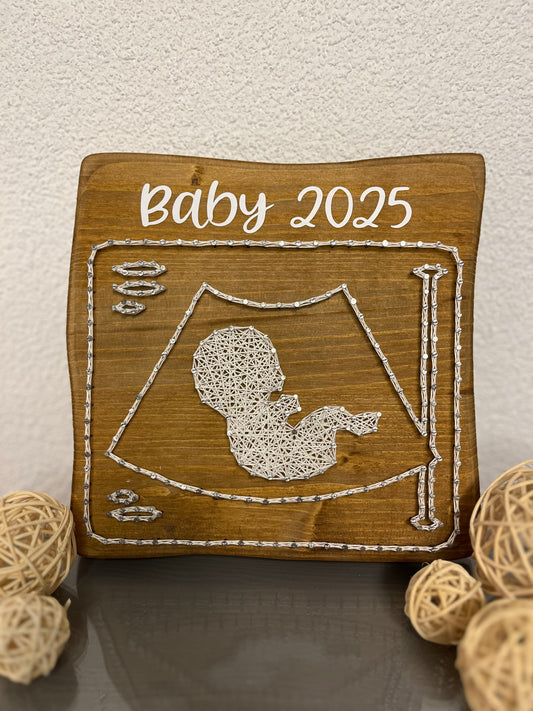 String Art "Schwangerschaftsverkündung" auf Holz - Fadenbild