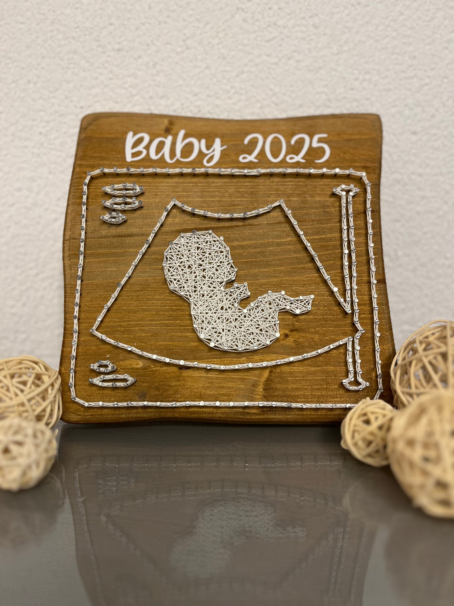 String Art "Schwangerschaftsverkündung" auf Holz - Fadenbild