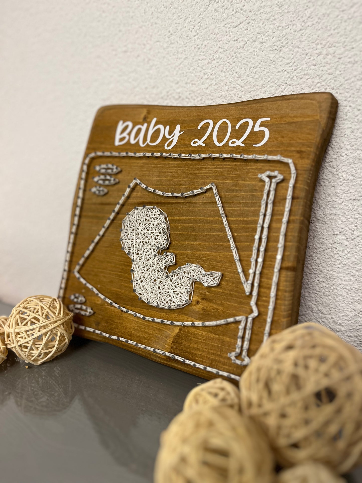String Art "Schwangerschaftsverkündung" auf Holz - Fadenbild