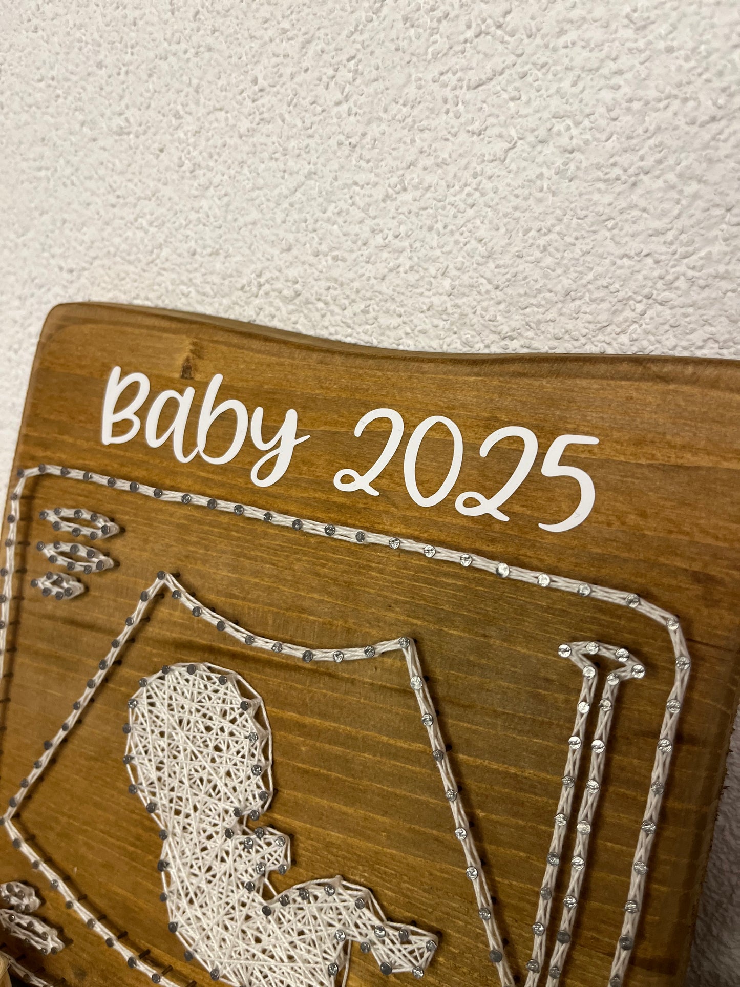 String Art "Schwangerschaftsverkündung" auf Holz - Fadenbild