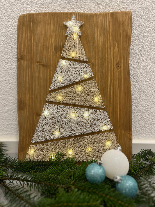 String Art "Weihnachtsbaum" auf Holz - Fadenbild