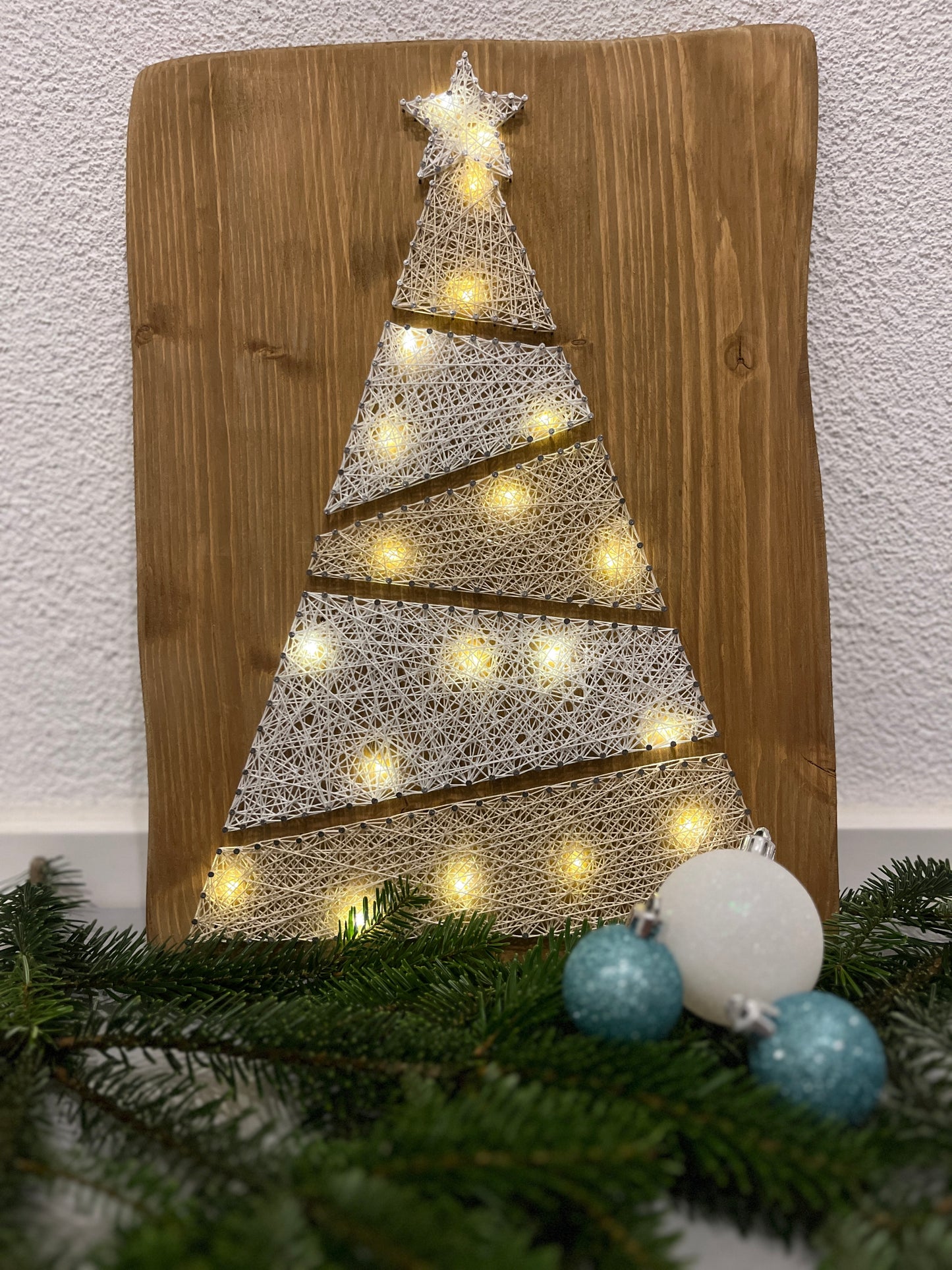 String Art "Weihnachtsbaum" auf Holz - Fadenbild