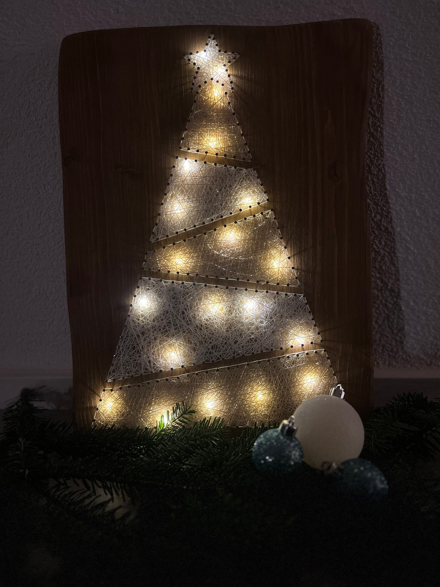 String Art "Weihnachtsbaum" auf Holz - Fadenbild