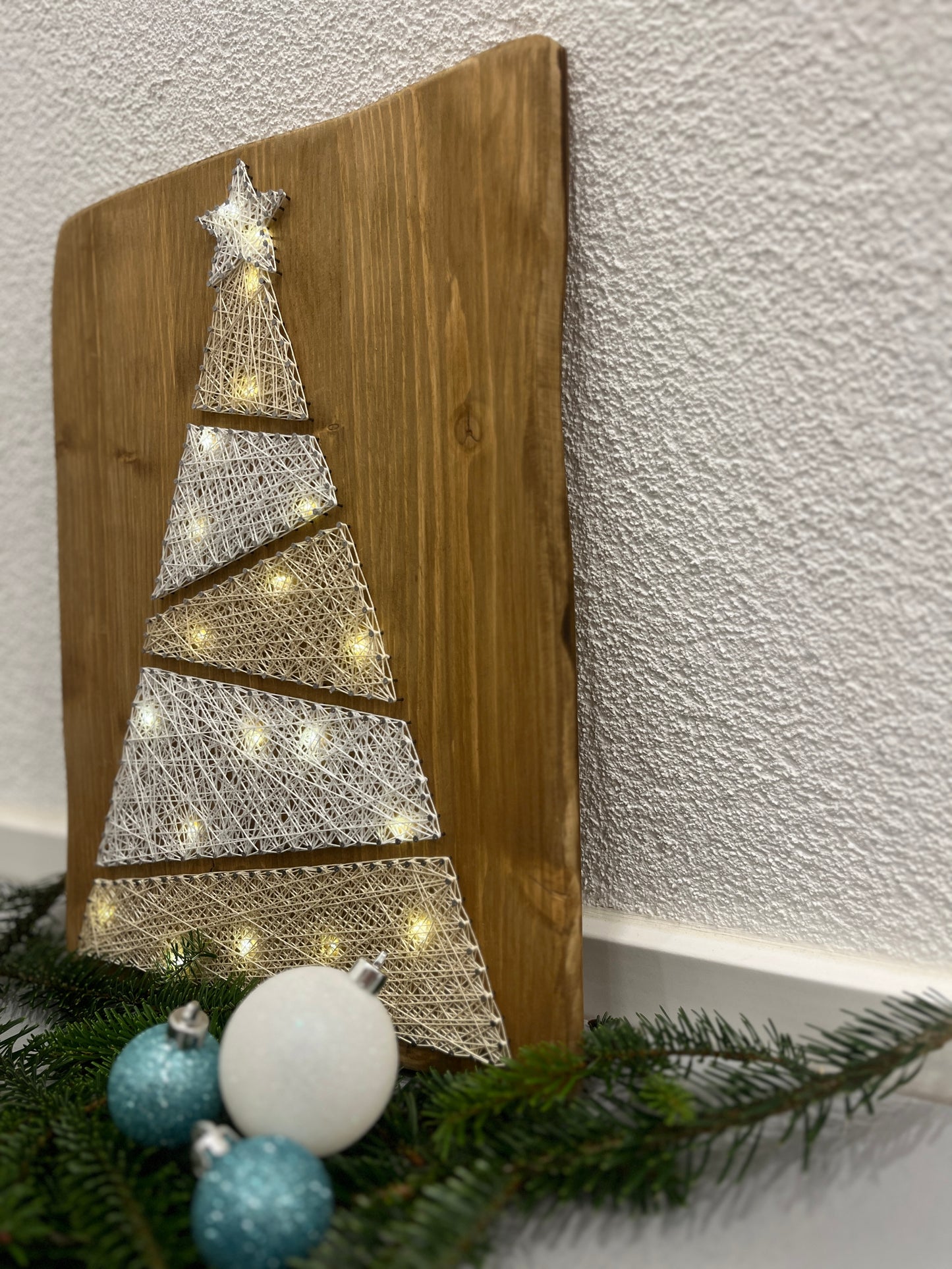 String Art "Weihnachtsbaum" auf Holz - Fadenbild
