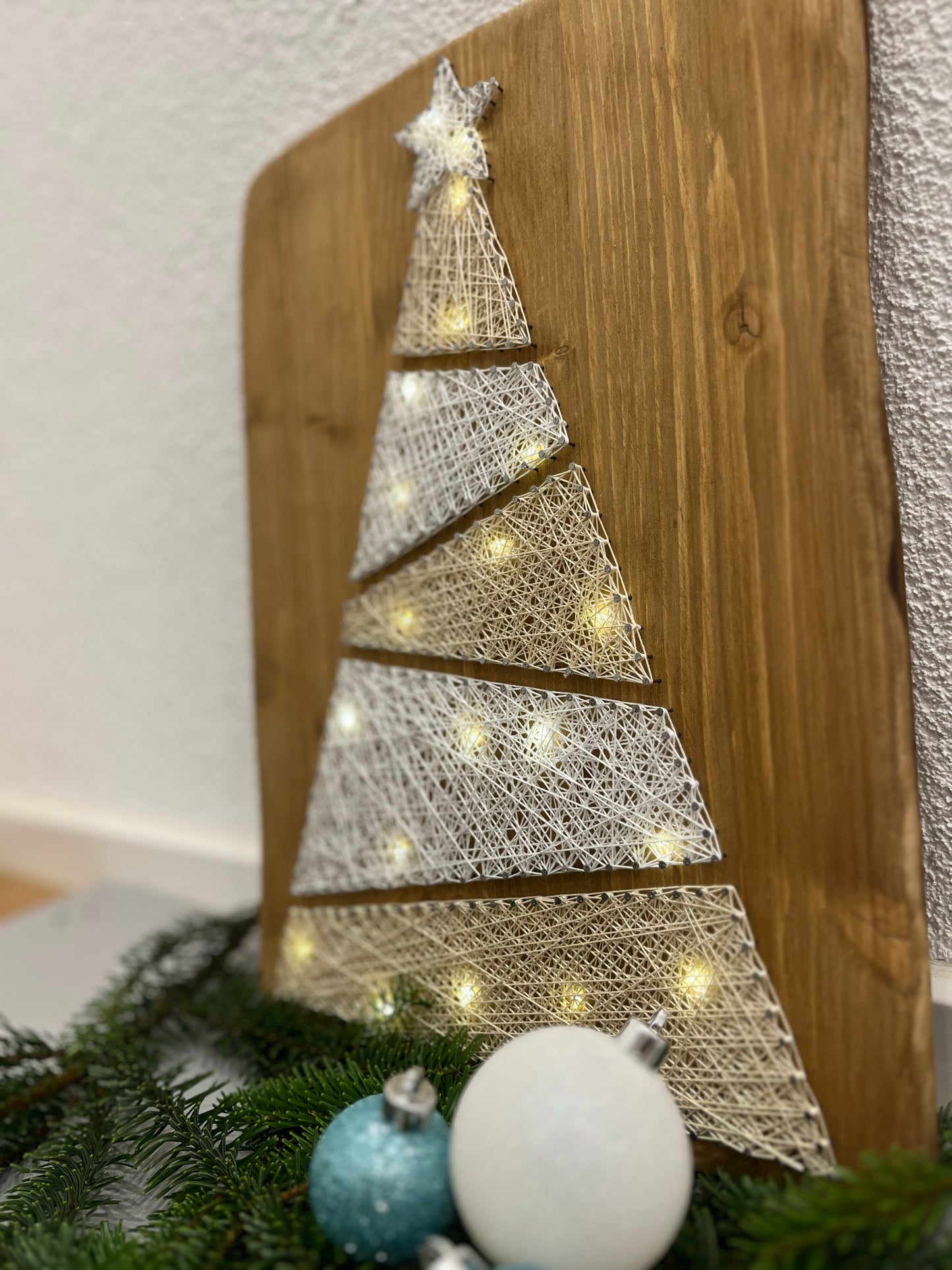 String Art "Weihnachtsbaum" auf Holz - Fadenbild