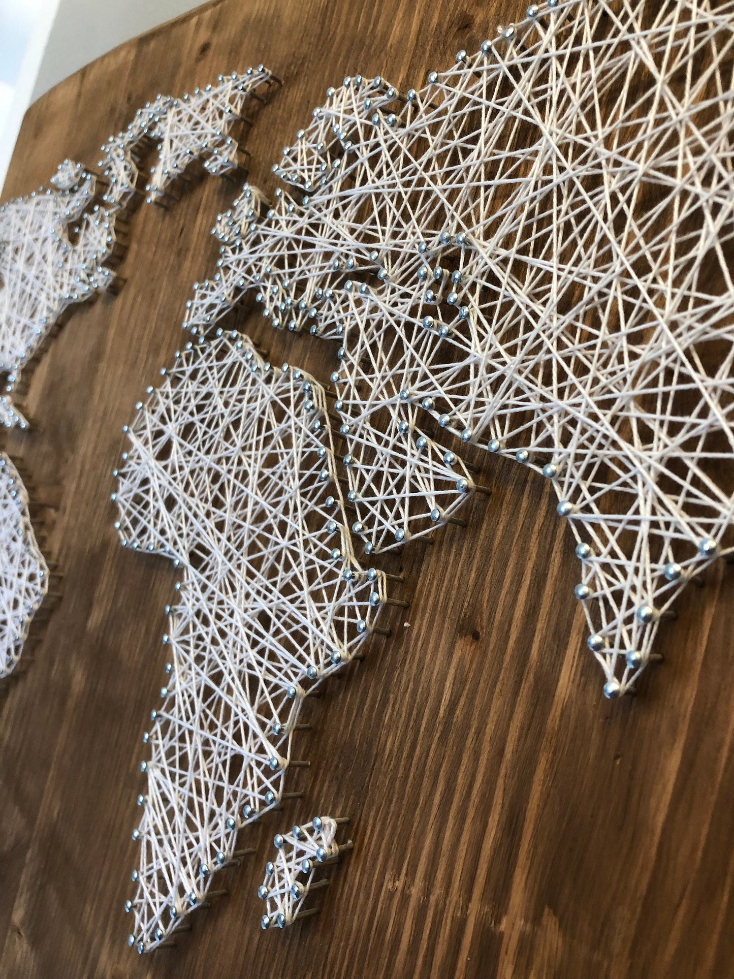String Art "Weltkarte" auf Holz - Fadenbild