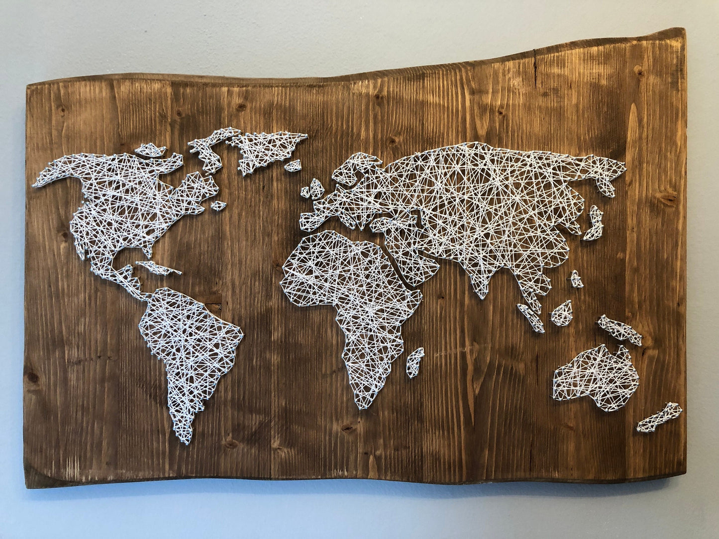 String Art "Weltkarte" auf Holz - Fadenbild