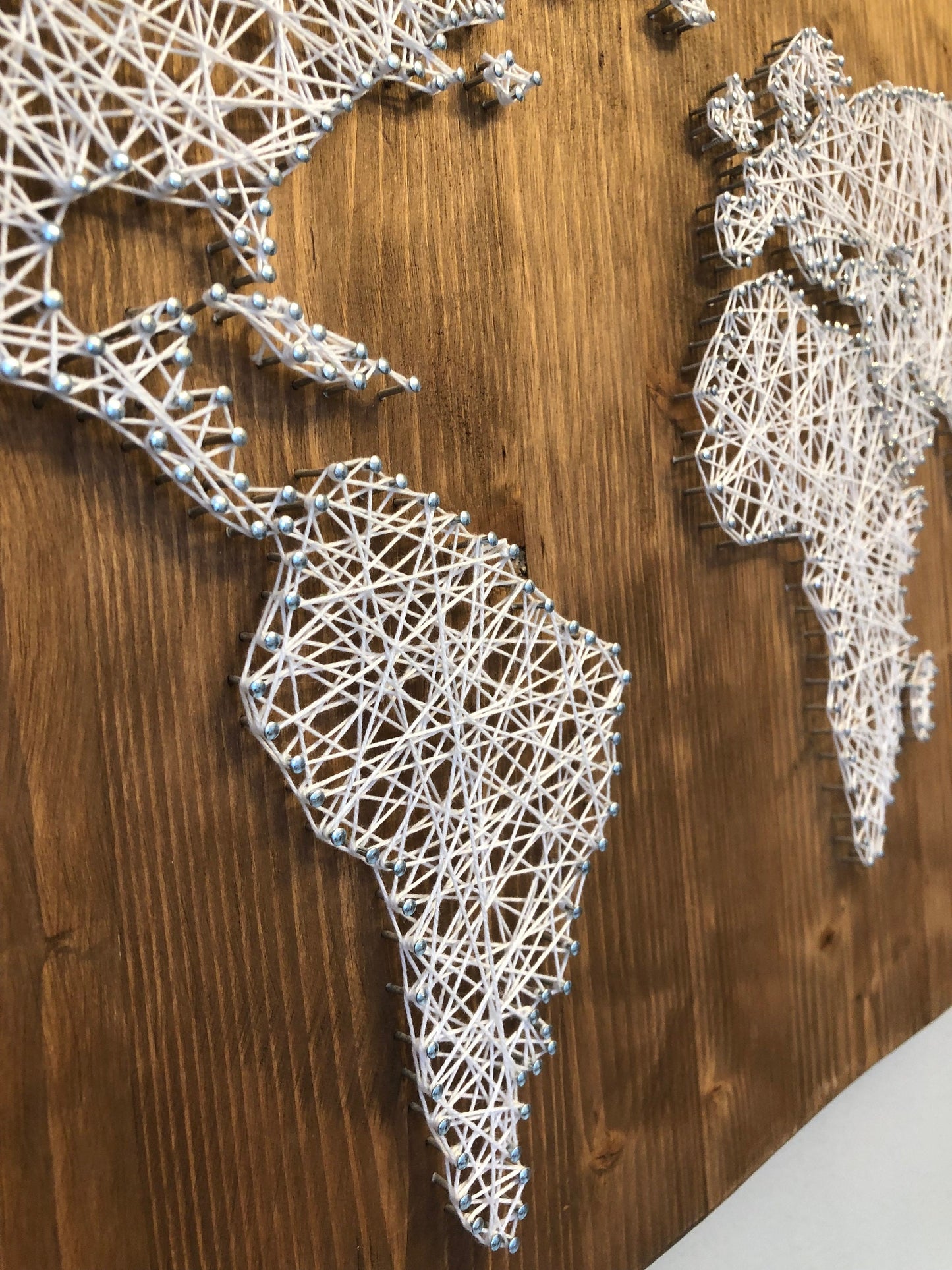 String Art "Weltkarte" auf Holz - Fadenbild