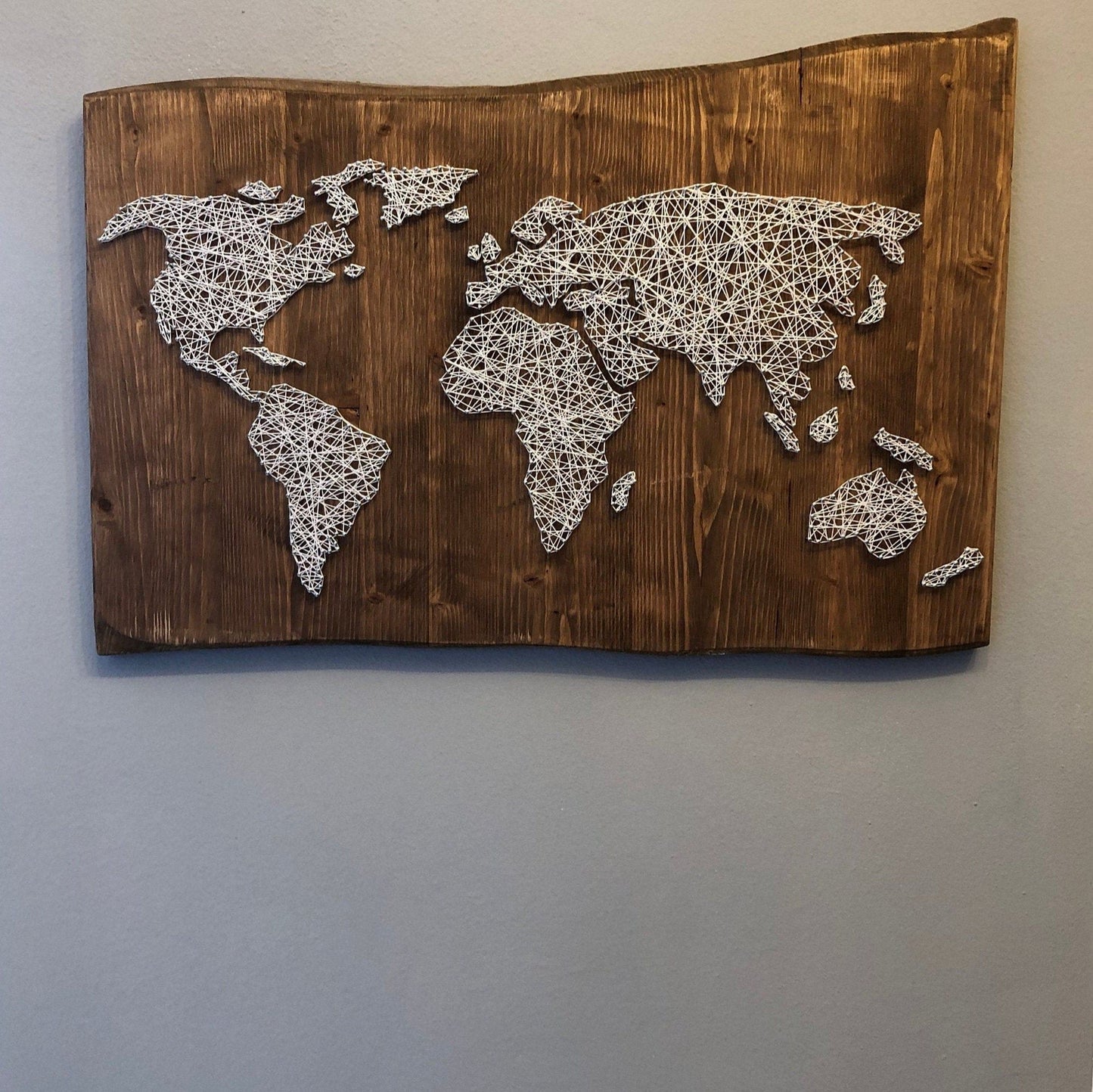 String Art "Weltkarte" auf Holz - Fadenbild