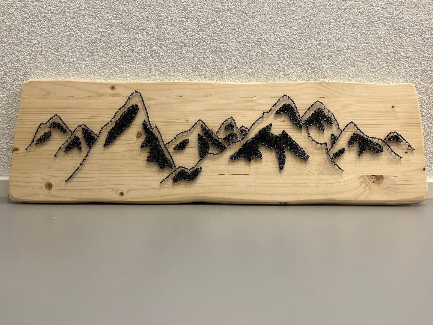 String Art "Berge" auf Holz - Fadenbild