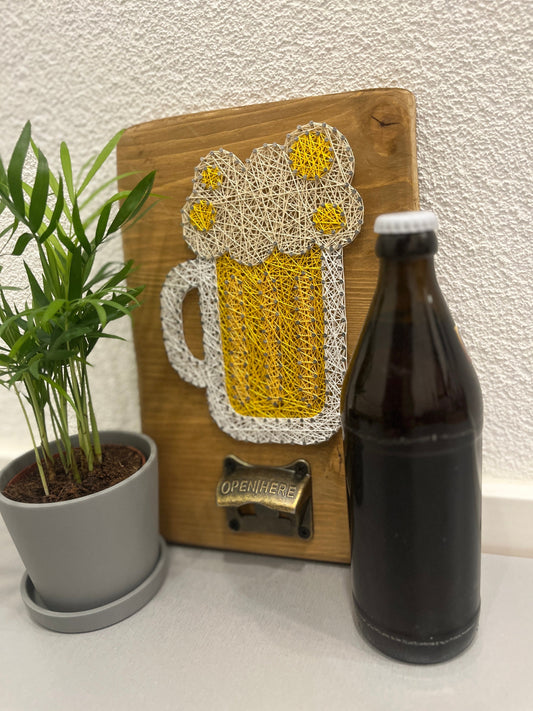 String Art "Bierkrug mit Flaschenöffner" auf Holz - Fadenbild