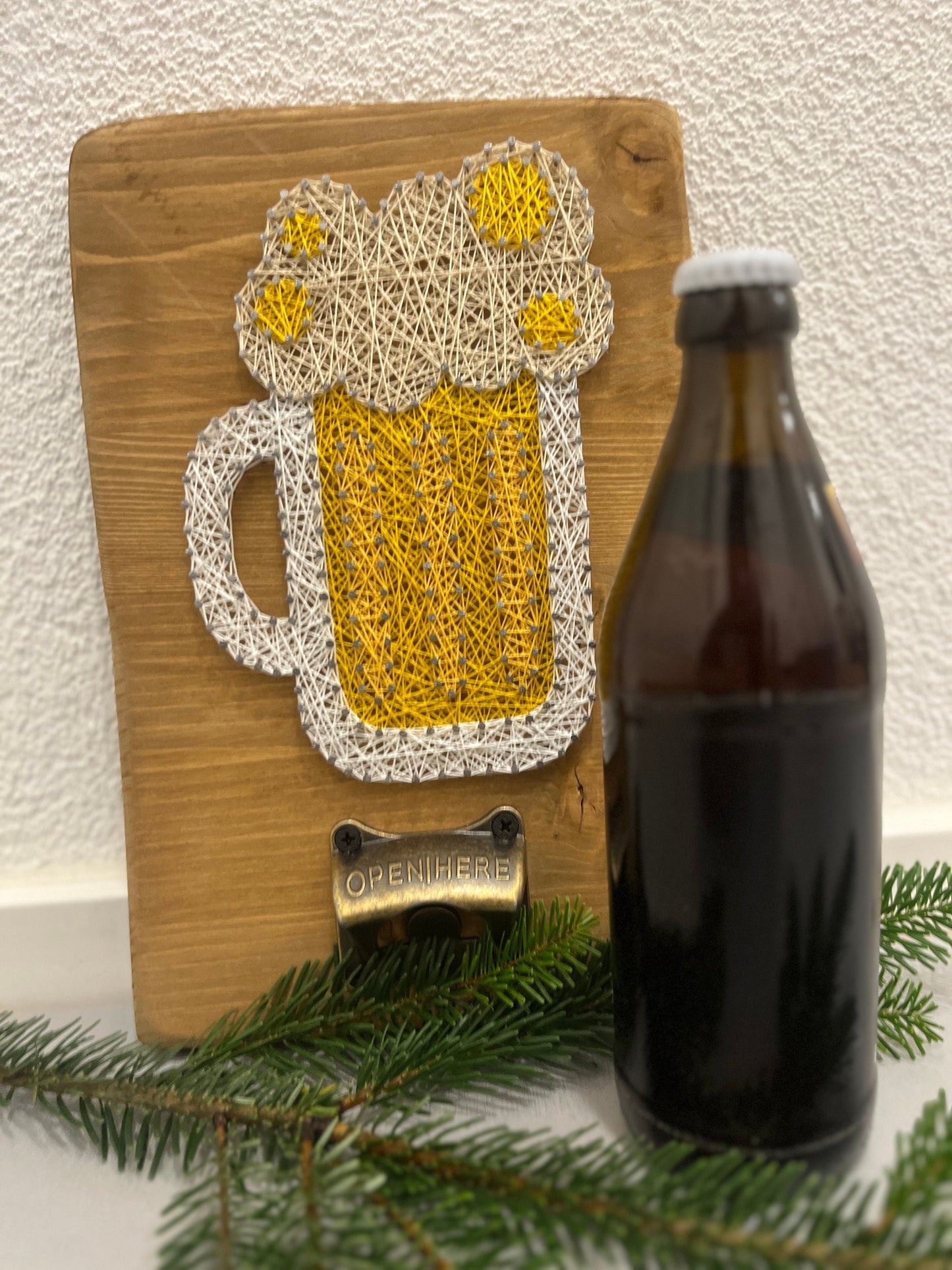 String Art "Bierkrug mit Flaschenöffner" auf Holz - Fadenbild
