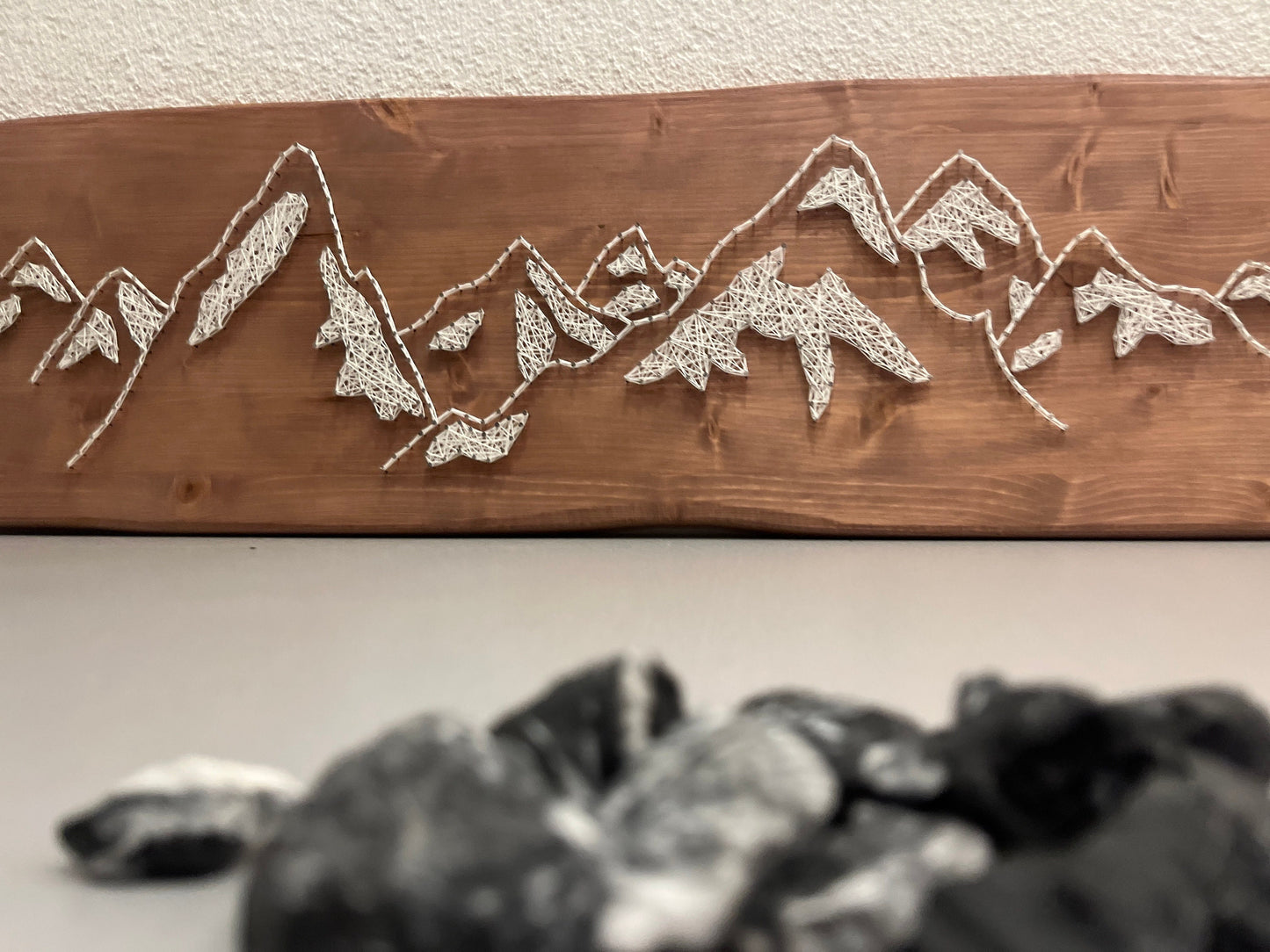 String Art "Berge" auf Holz - Fadenbild