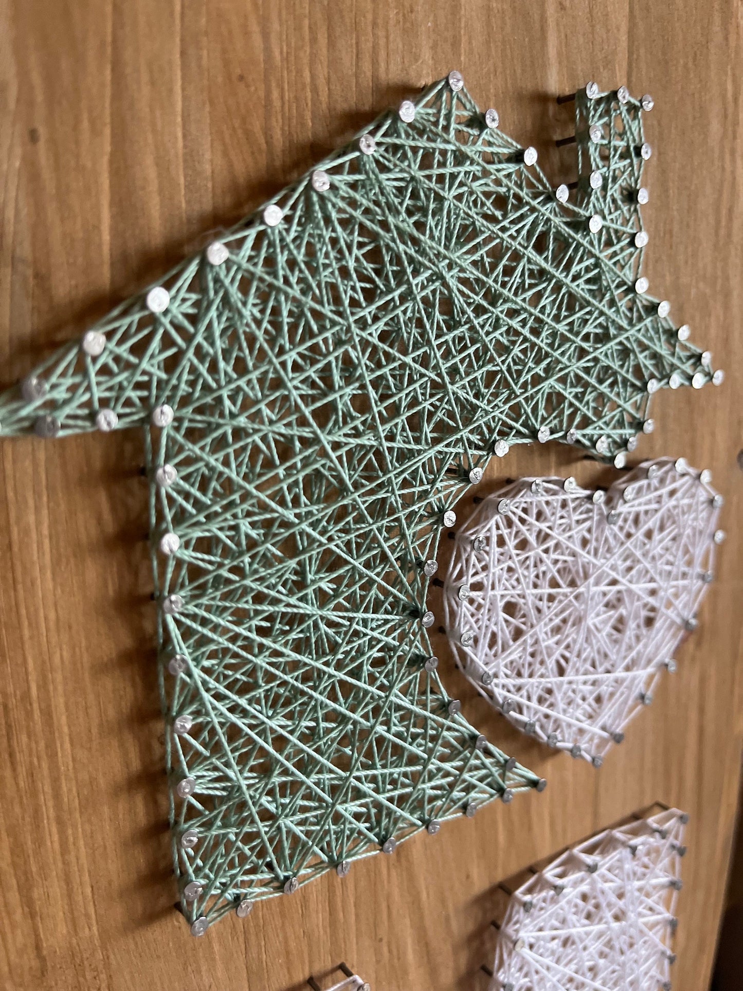 String Art "HOME" auf Holz - Fadenbild