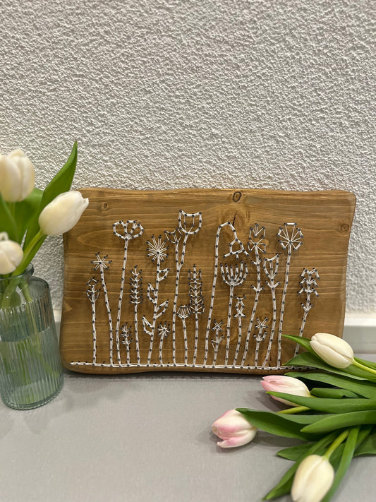 String Art "Blumenwiese" auf Holz - Fadenbild