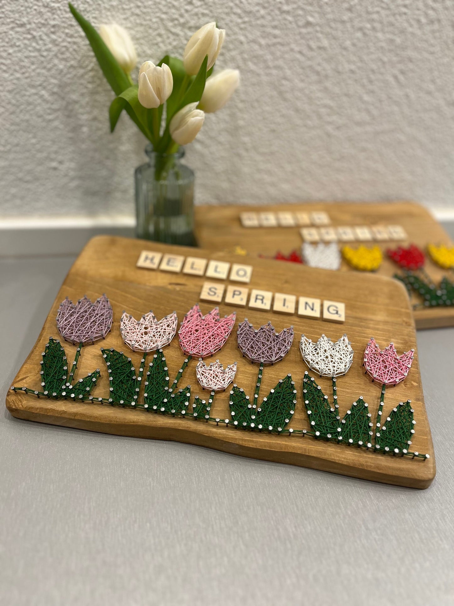 String Art "Hello Spring" auf Holz - Fadenbild