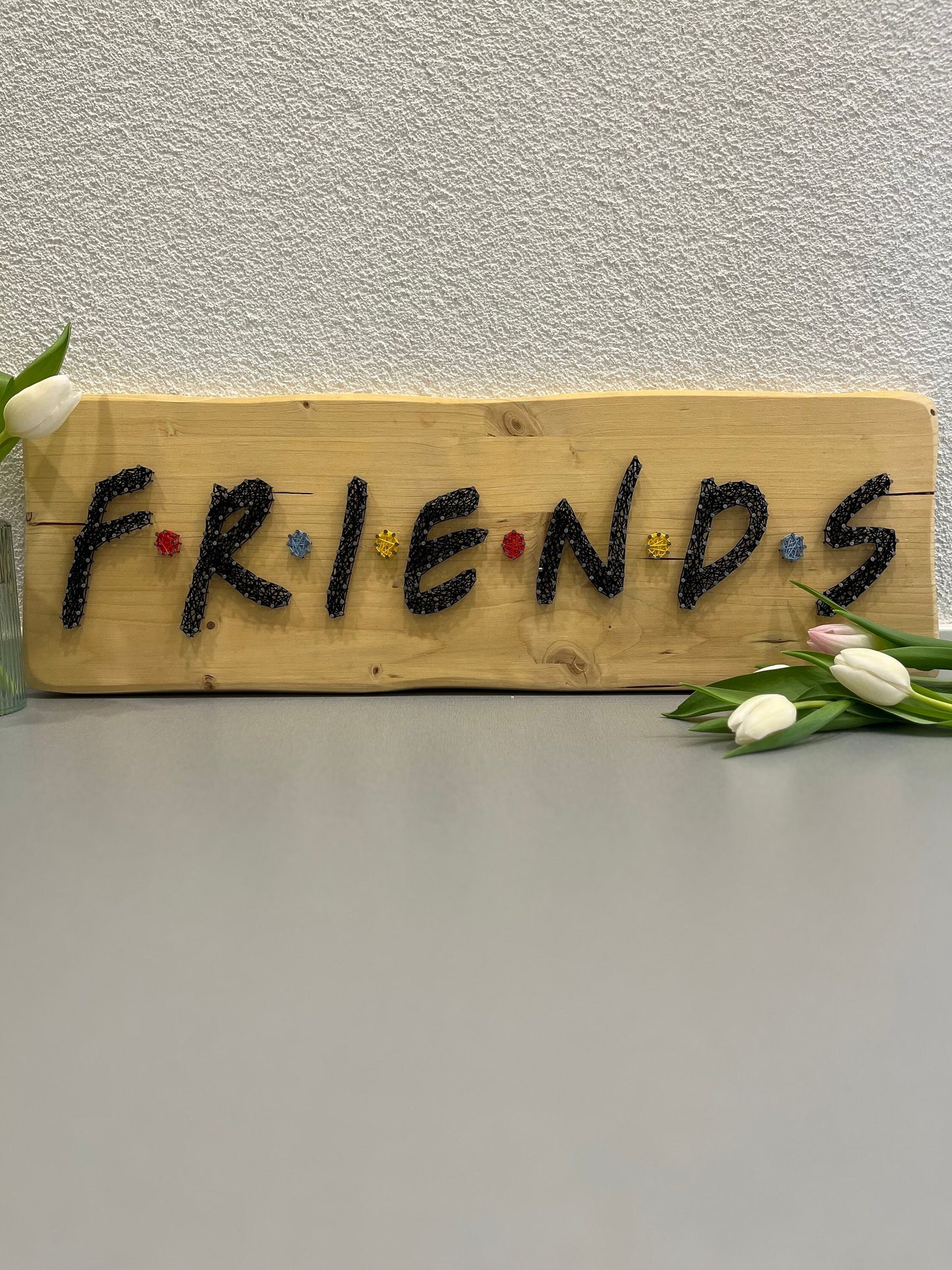 String Art "Friends" auf Holz - Fadenbild