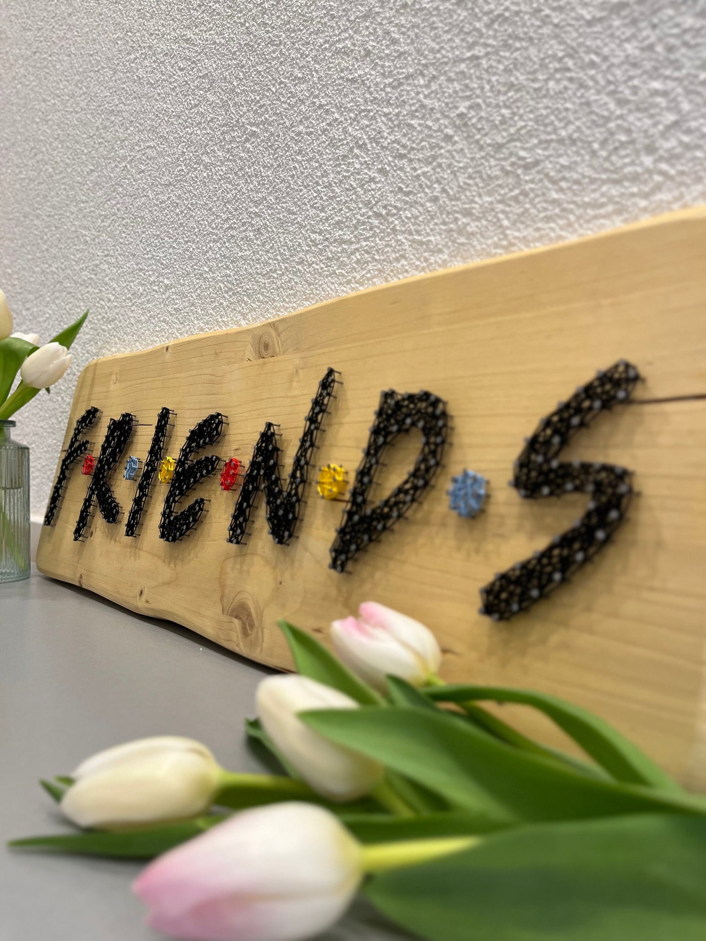 String Art "Friends" auf Holz - Fadenbild