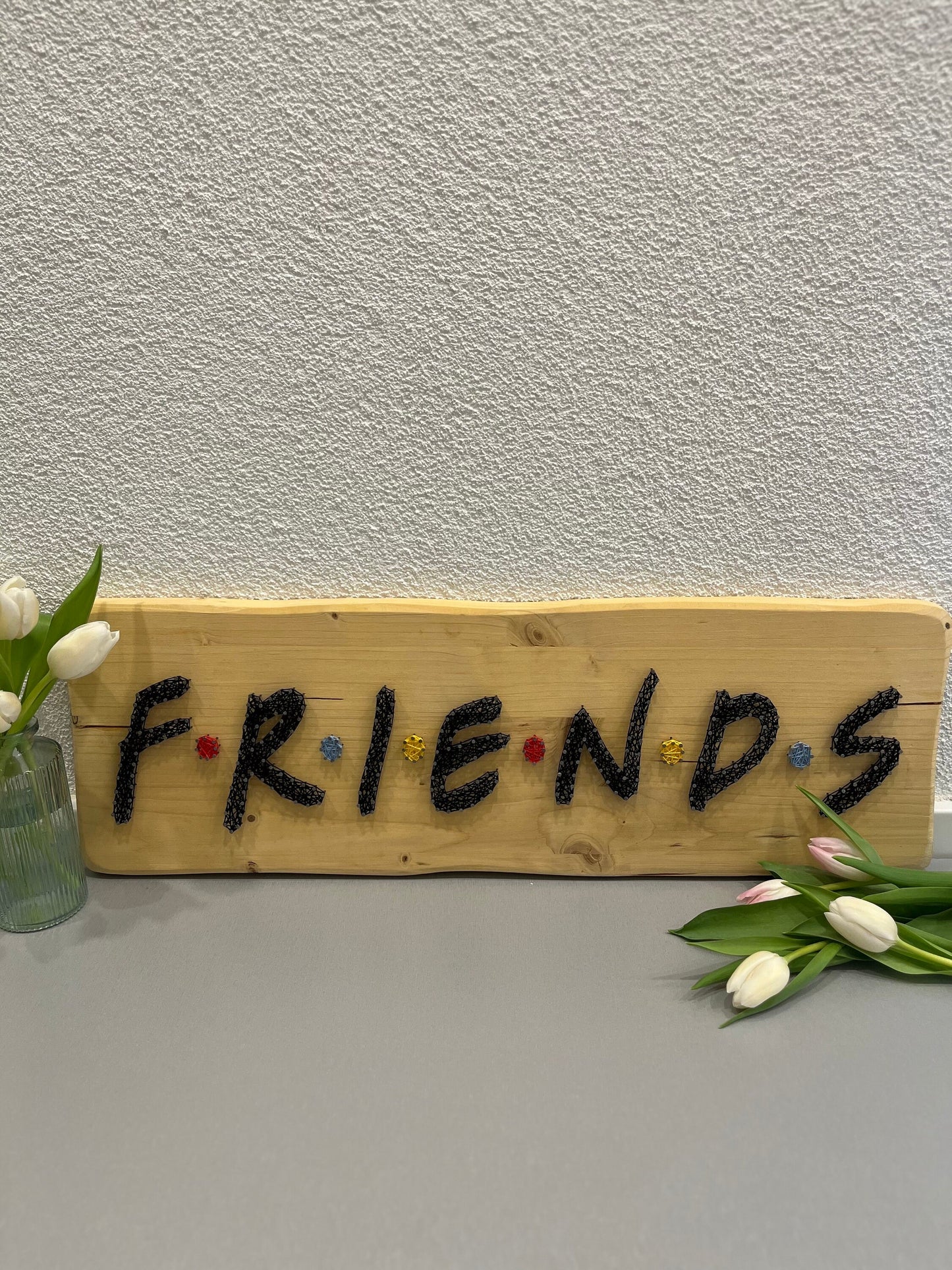 String Art "Friends" auf Holz - Fadenbild