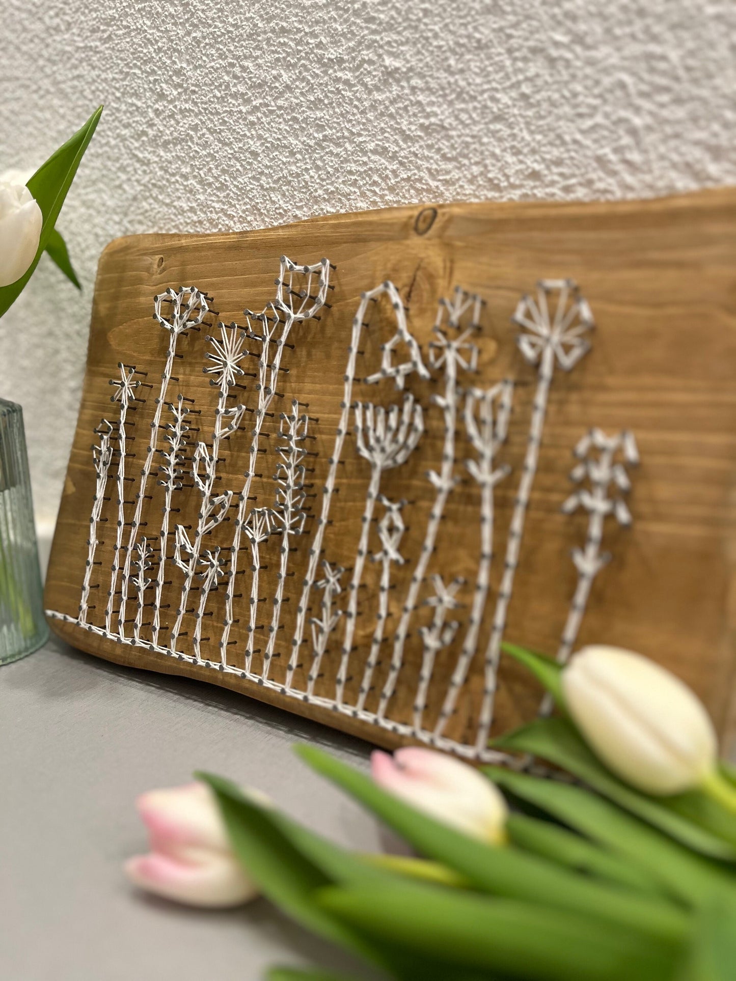 String Art "Blumenwiese" auf Holz - Fadenbild
