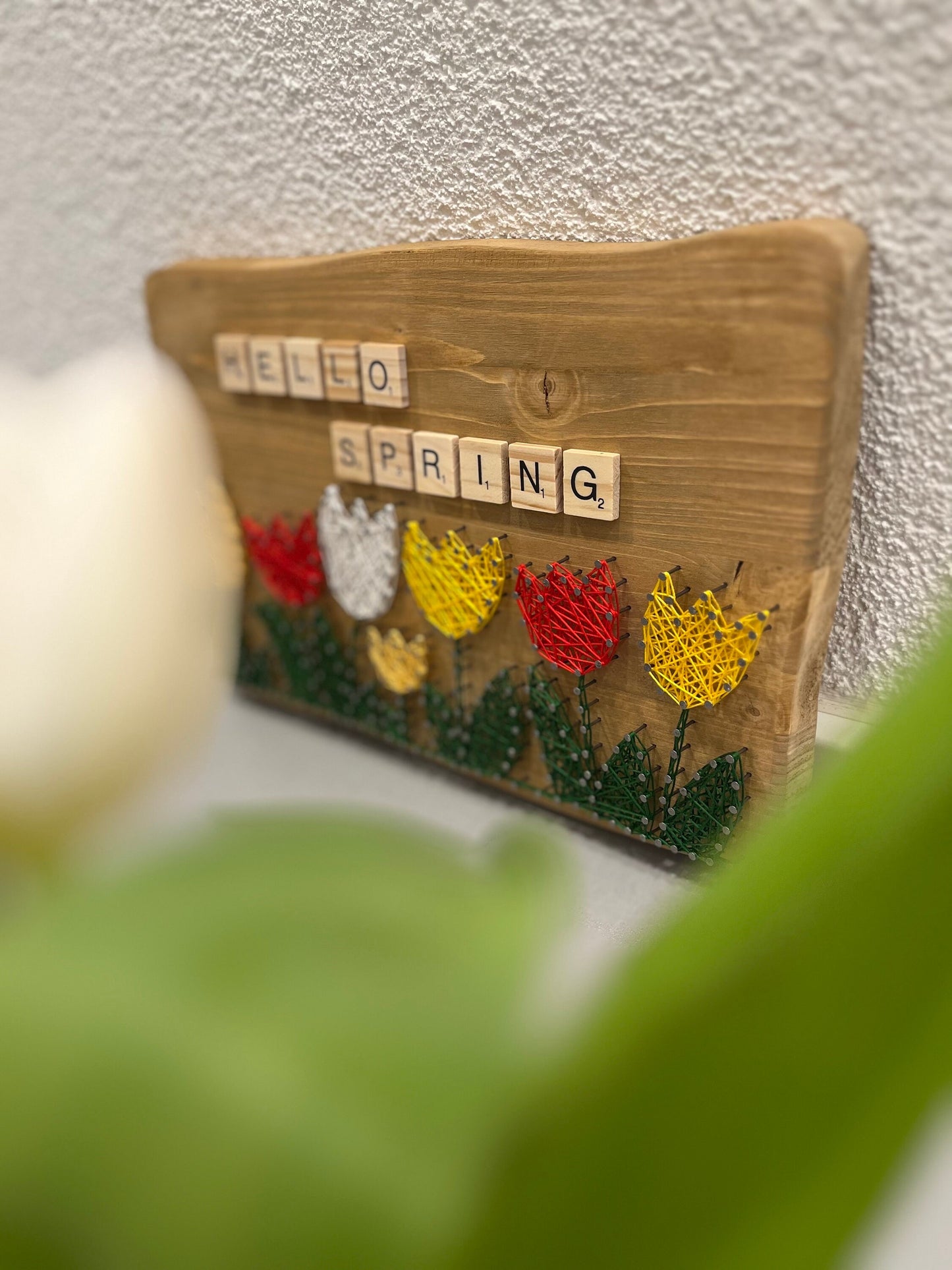 String Art "Hello Spring" auf Holz - Fadenbild