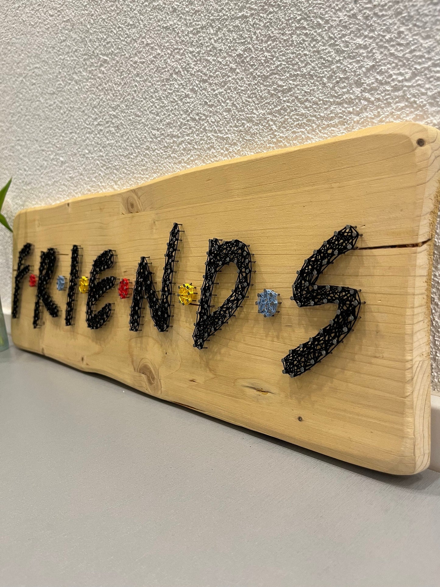 String Art "Friends" auf Holz - Fadenbild